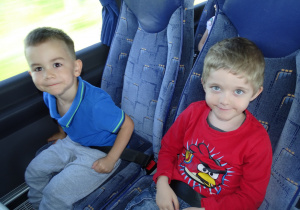 06 Dzieci siedzą w autobusie